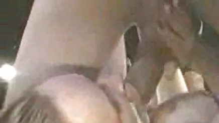 một bà thích làm tình một chàng trai trẻ với tai ve may sex cô ấy.